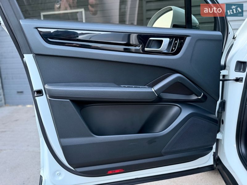 Внедорожник / Кроссовер Porsche Cayenne 2018 в Киеве