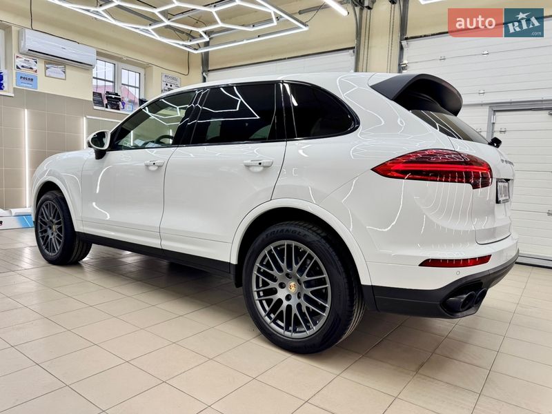 Внедорожник / Кроссовер Porsche Cayenne 2016 в Киеве