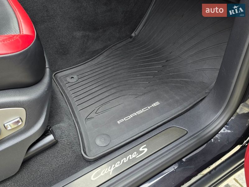 Позашляховик / Кросовер Porsche Cayenne 2015 в Косові