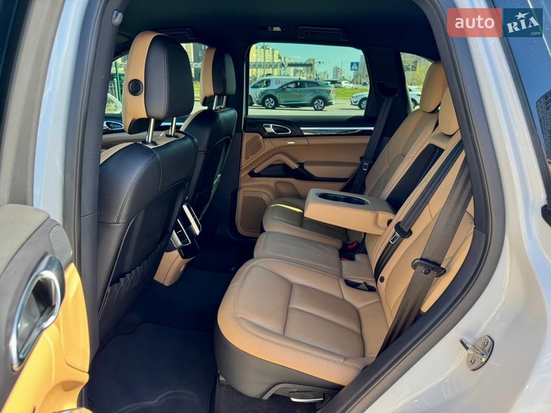 Внедорожник / Кроссовер Porsche Cayenne 2016 в Киеве