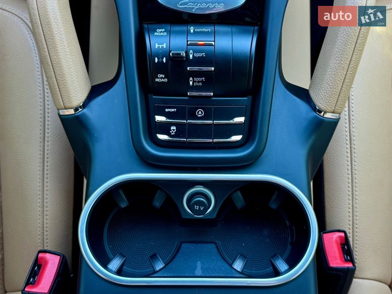 Внедорожник / Кроссовер Porsche Cayenne 2016 в Киеве