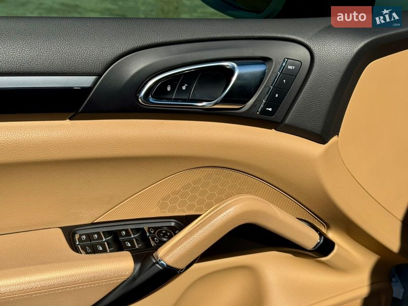 Внедорожник / Кроссовер Porsche Cayenne 2016 в Киеве