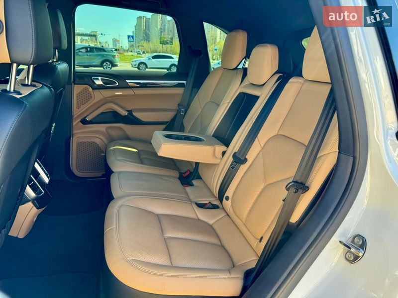 Внедорожник / Кроссовер Porsche Cayenne 2016 в Киеве