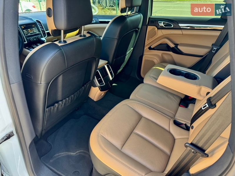 Внедорожник / Кроссовер Porsche Cayenne 2016 в Киеве