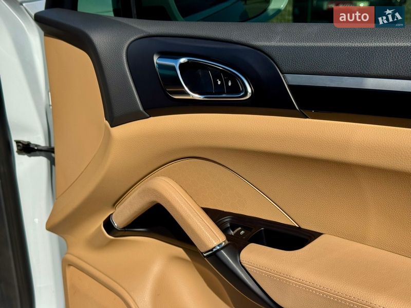 Внедорожник / Кроссовер Porsche Cayenne 2016 в Киеве