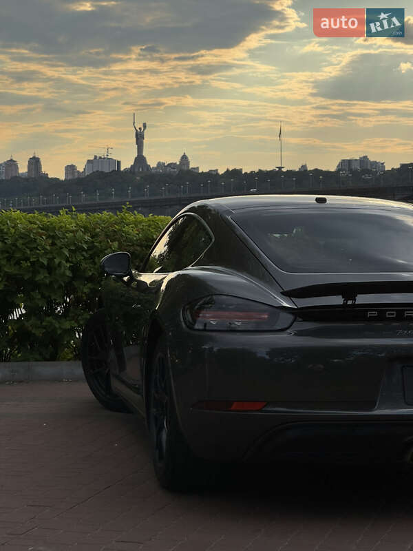 Купе Porsche Cayman 2017 в Киеве