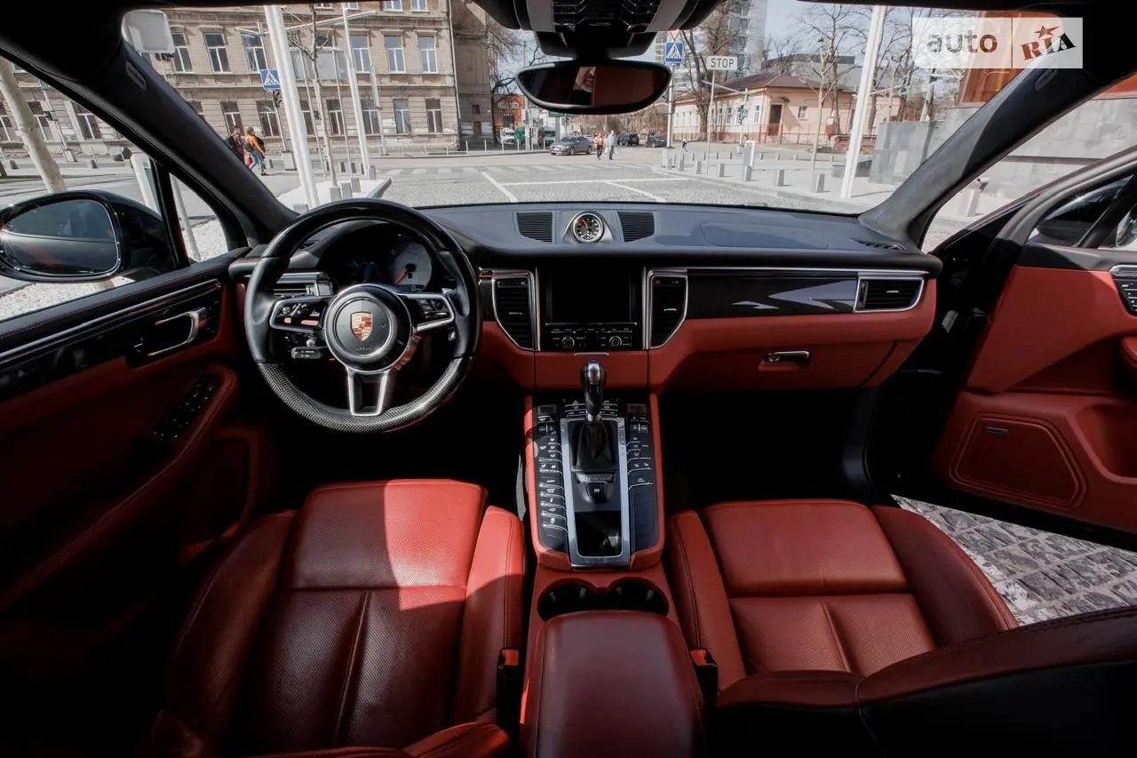 Офіційне авто (не американець).  В рідній фарбі та доброму стані. Багата комплектація (читайте нижче в описі). Відмінний стан салону. Зберігання в гаражі. Другий власник. Купувалась в автосалоні Порше по approved Porsche. Є можливість продовження гарантії. Нові тормозні диски, колодки, гума. 
Вартість нового авто становила 123тисячі євро

Додаткове обладнання автомобіля:
- металізована емаль
- автоматичне затемнення дзеркал заднього виду
- пластикові накладки на двері пофарбовані у колір кузову
- рейлінги на даху з рейками (чорний колір)
- пакет оздоблення екстер’єру «чорний глянець»
- біксінонова система освітлення з автоматичним коректором і регулюванням дальнього світла
- система PDLS Plus
- система відмикання замків без ключа
- камера заднього виду включаючи систему допомоги при паркуванні
- паливний бак 75л
- пневмопідвіска з автоматичним вирівнюванням кузова вкл. PASM
- система розподілу крутного моменту на задній вісі та електроблокування дифференціалу (PTV Plus)
- підсилювач рульового управління, що реагує на швидкість
- центри коліс з кольоровим логотипом PORSCHE
- 19-дюймові колеса «Macan Turbo”
- комфортний світловий пакет
- 3-зона система автоматичного кондиціювання повітря
- додаткові бічні подушки безпеки для задніх пасажирів
- круїз контроль
- система LCA
- передні комфортні сидіння з пакетом пам’ять, 14 налаштувань
- підігрів передніх та задніх сидінь
- вентиляція передніх сидінь
- тиснення гербу на підголковниках сидінь
- оздоблення салону алькантарою
- пакет оздоблення карбоном
- багато-функціональне рульове колесо з підігрівом, з карбоном та управлінням
- пакет Sport Chrono
- аудіосистема високої якості звучання «BOSE Surround Sound”

