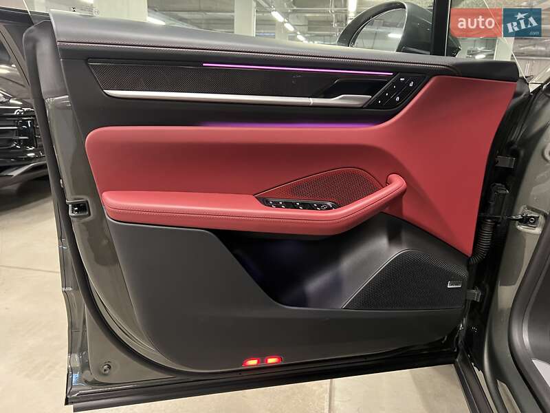 Позашляховик / Кросовер Porsche Macan 2024 в Києві