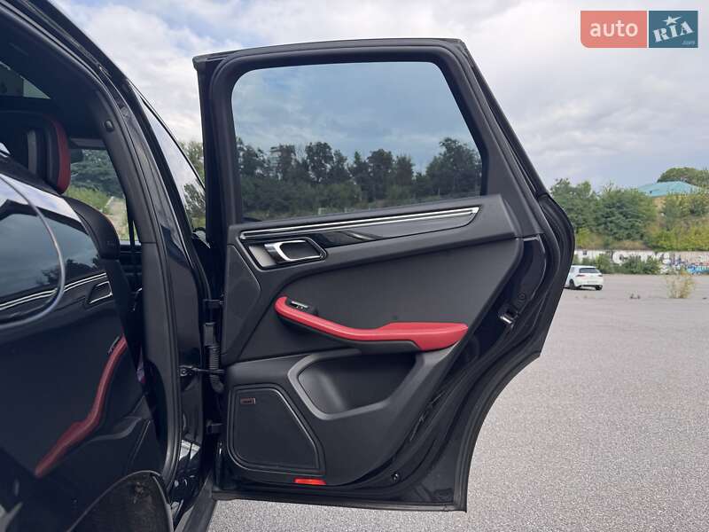 Внедорожник / Кроссовер Porsche Macan 2015 в Киеве