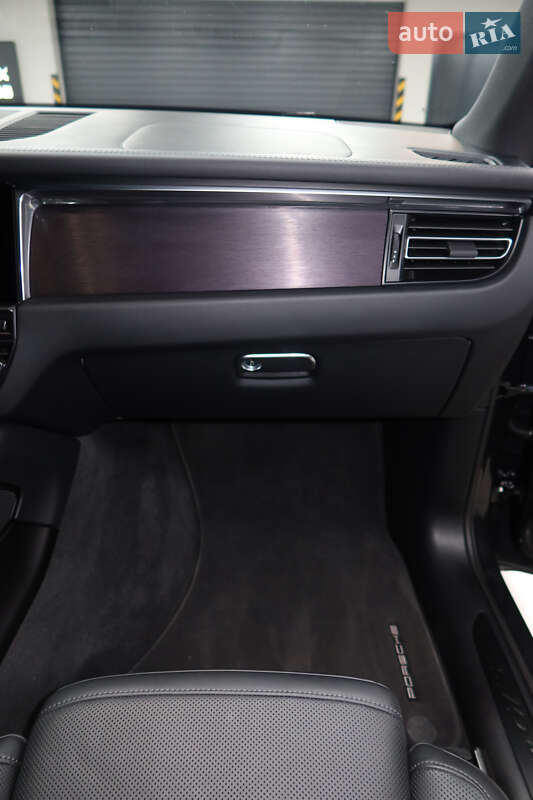 Внедорожник / Кроссовер Porsche Macan 2021 в Киеве