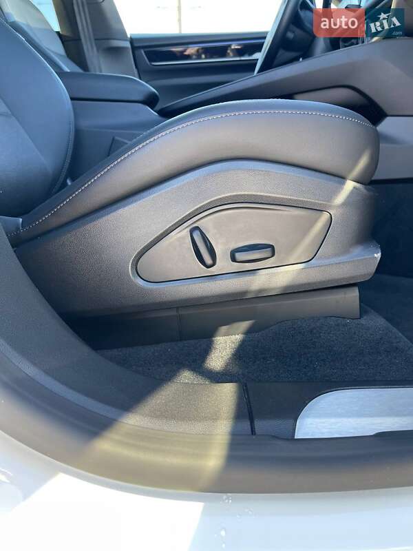 Внедорожник / Кроссовер Porsche Macan 2024 в Львове