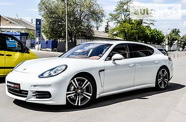 Седан Porsche Panamera 2014 в Киеве