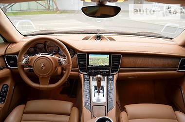 Седан Porsche Panamera 2010 в Львове