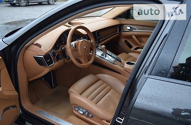 Седан Porsche Panamera 2010 в Львове