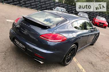 Седан Porsche Panamera 2013 в Киеве