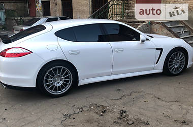 Лифтбек Porsche Panamera 2011 в Киеве