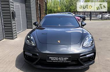 Седан Porsche Panamera 2018 в Киеве