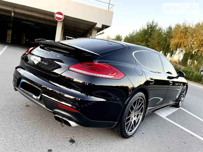 Седан Porsche Panamera 2014 в Киеве