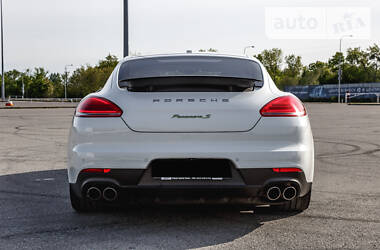 Седан Porsche Panamera 2014 в Киеве