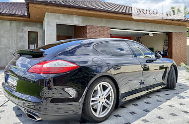 Седан Porsche Panamera 2012 в Олешках