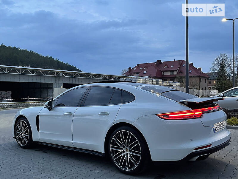 Хетчбек Porsche Panamera 2018 в Львові