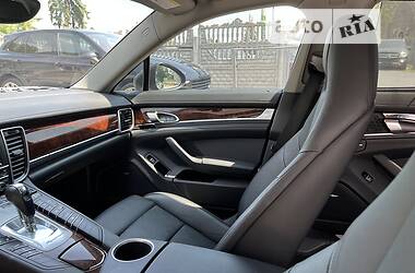 Седан Porsche Panamera 2013 в Тернополе