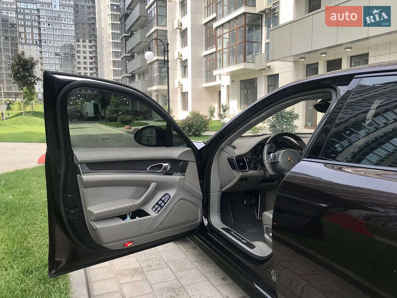 Седан Porsche Panamera 2010 в Киеве