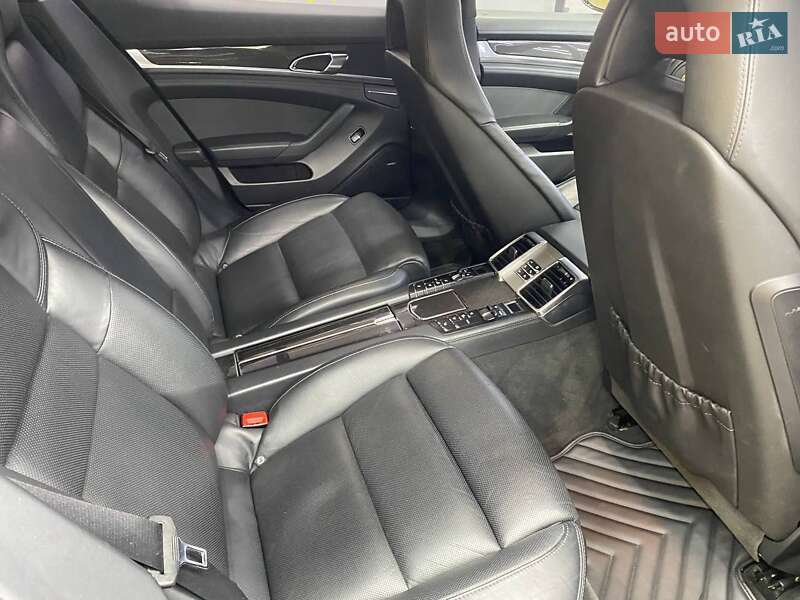 Седан Porsche Panamera 2010 в Днепре