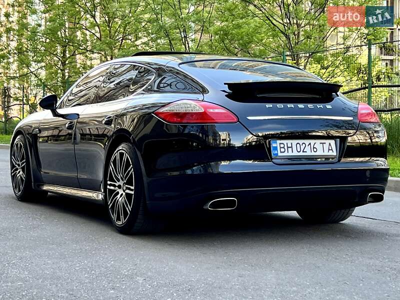 Седан Porsche Panamera 2012 в Одессе
