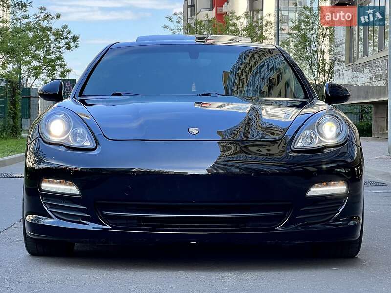 Седан Porsche Panamera 2012 в Одессе