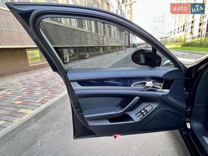 Седан Porsche Panamera 2012 в Одессе