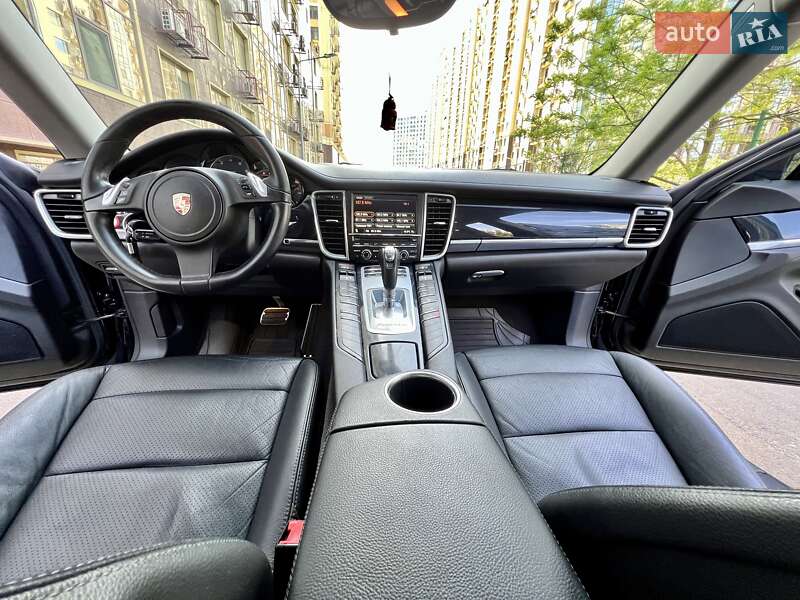Седан Porsche Panamera 2012 в Одессе