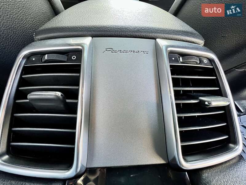 Седан Porsche Panamera 2012 в Одессе
