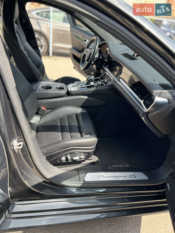 Фастбэк Porsche Panamera 2017 в Житомире