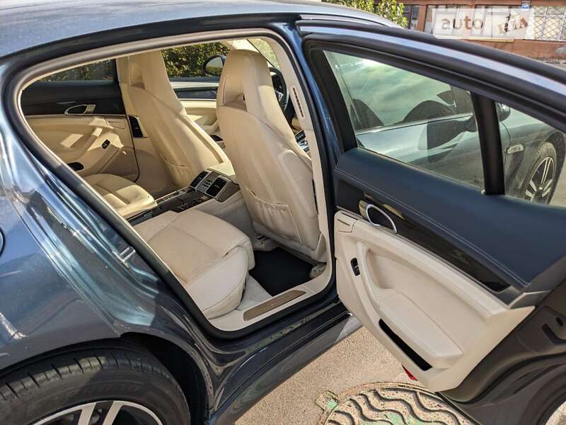 Фастбек Porsche Panamera 2010 в Києві