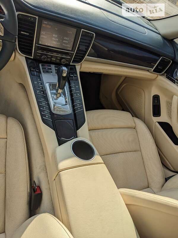 Фастбек Porsche Panamera 2010 в Києві