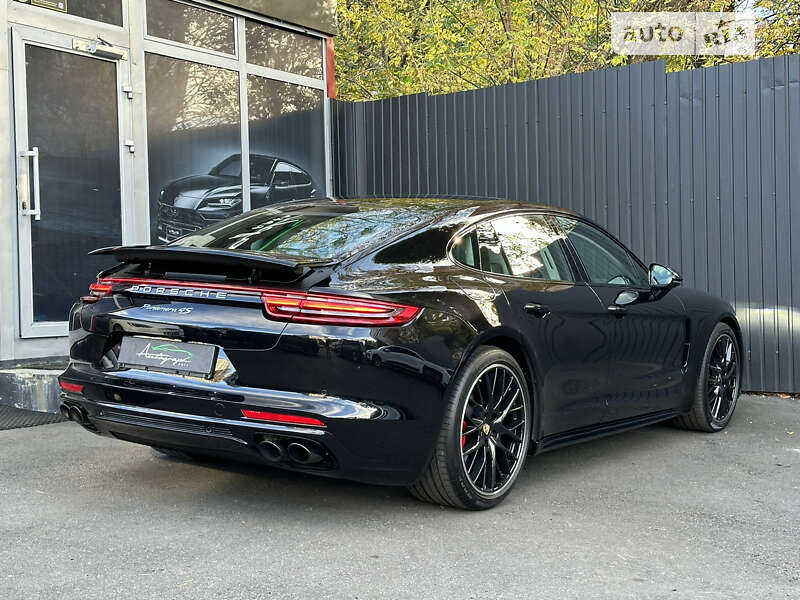 Фастбэк Porsche Panamera 2018 в Киеве