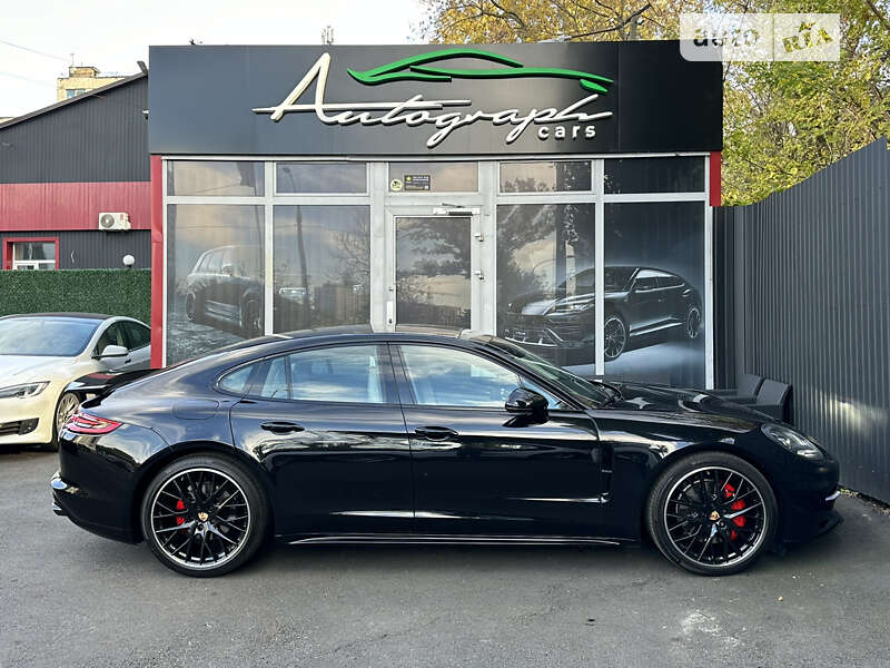 Фастбэк Porsche Panamera 2018 в Киеве