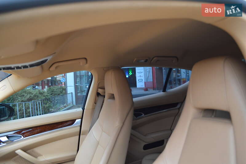 Фастбэк Porsche Panamera 2011 в Львове