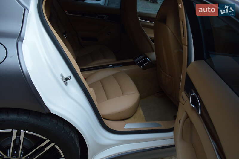 Фастбэк Porsche Panamera 2011 в Львове