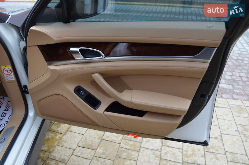 Фастбэк Porsche Panamera 2011 в Львове