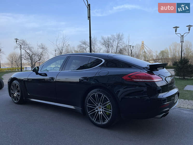 Фастбэк Porsche Panamera 2013 в Киеве
