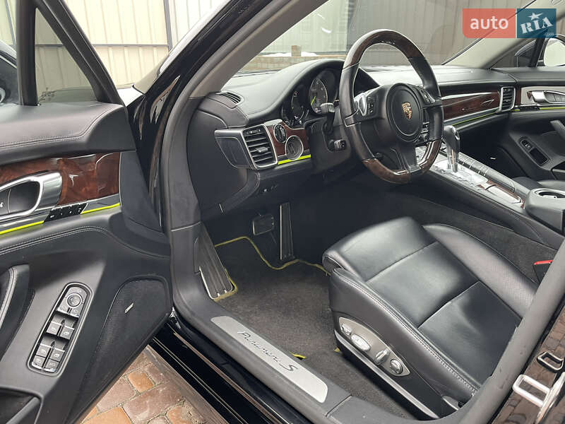 Фастбэк Porsche Panamera 2013 в Киеве
