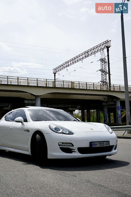 Фастбэк Porsche Panamera 2011 в Одессе