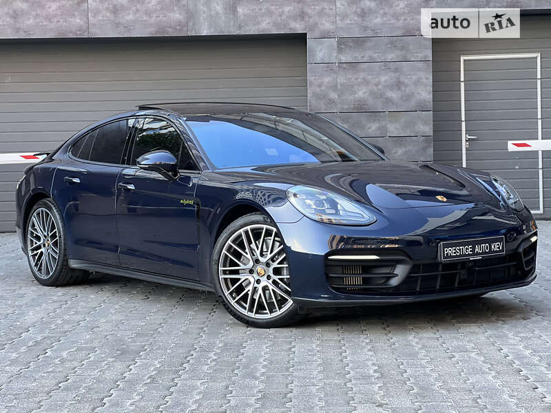 Фастбэк Porsche Panamera 2023 в Киеве