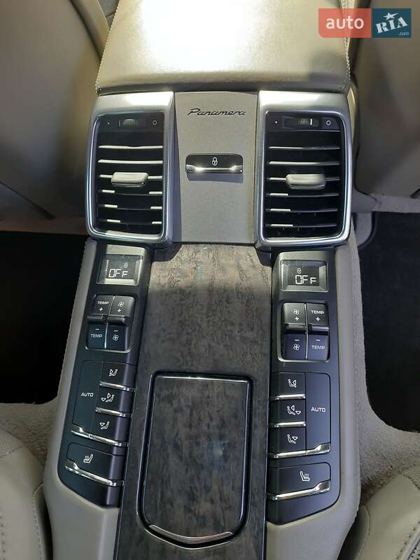 Фастбек Porsche Panamera 2011 в Києві
