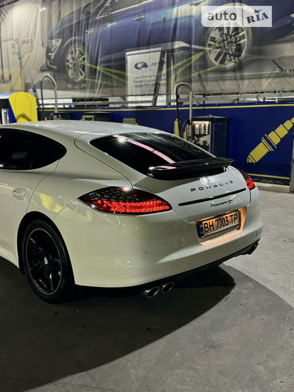 Фастбэк Porsche Panamera 2011 в Одессе