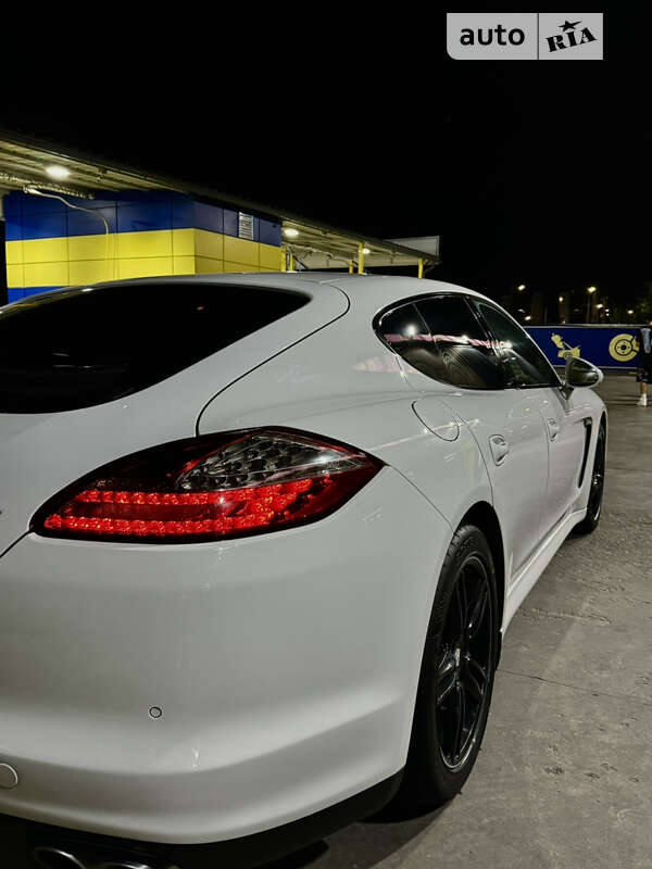 Фастбэк Porsche Panamera 2011 в Одессе