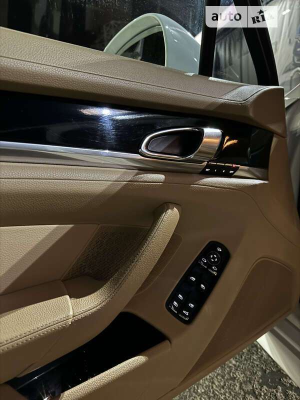 Фастбэк Porsche Panamera 2011 в Одессе