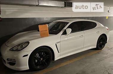 Фастбек Porsche Panamera 2011 в Києві